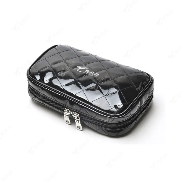 黑亮漆皮菱格化妆包