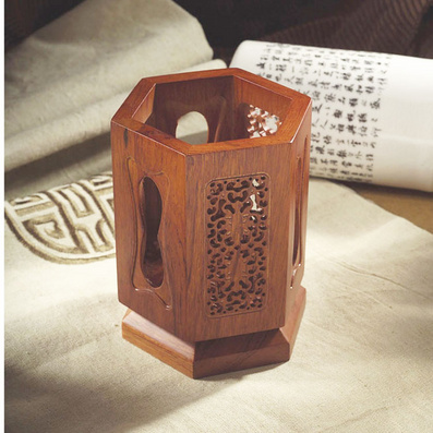 红木旋转笔筒 旋转镂空笔筒