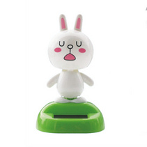 创意太阳能充电汽车摆件   可爱公仔摆饰